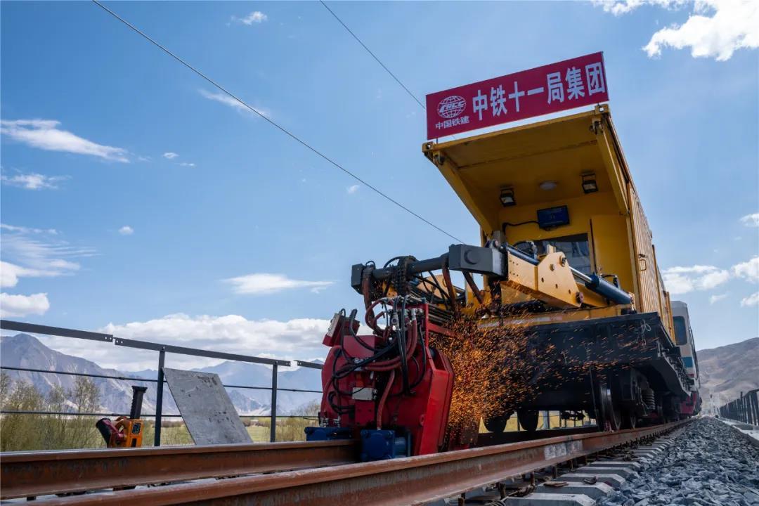 拉林铁路建成通车后，将进一步优化和改善西藏交通路网布局，结束藏东南不通火车的历史，为当地的经济社会发展注入新的活力，也为川藏铁路林雅段建设提供了更加便捷的运输通道。图为拉林铁路焊轨施工作业。