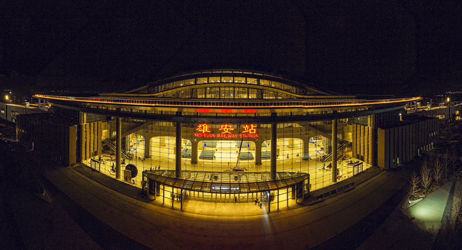 京雄城际铁路是连接北京和雄安新区的第一条外部主干铁路线路。自北京西站引出，经过既有京九铁路至李营站，接入新建高速铁路线路，向南途经北京市大兴区、河北省廊坊市、霸州市至雄安新区，线路全长91公里，最高设计时速350公里，其中北京西至大兴机场段已于2019年9月26日开通运营。此次开通的大兴机场至雄安新区段长59公里，设大兴机场、固安东、霸州北、雄安4座车站。图为雄安站夜景。
