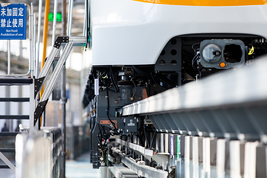 核心设计方面，清远磁浮列车采用3辆编组，可实现“3+3”编组混跑。车辆采用侧方受电靴受电，额定供电电压为DC1500V。通过优化提升，每节车的最大悬浮重量达到40吨，列车最大载客量可达500人。为确保列车安全性，研发人员设置悬浮控制冗余系统，并且增加自牵引功能，在无高压的情况下也能够通过蓄电池进行低速运行。同时列车通过喷涂阻尼浆、铺设隔声地板，应用新型受流器等多种措施，进一步降低车内外噪音，使列车安全舒适、节能环保。