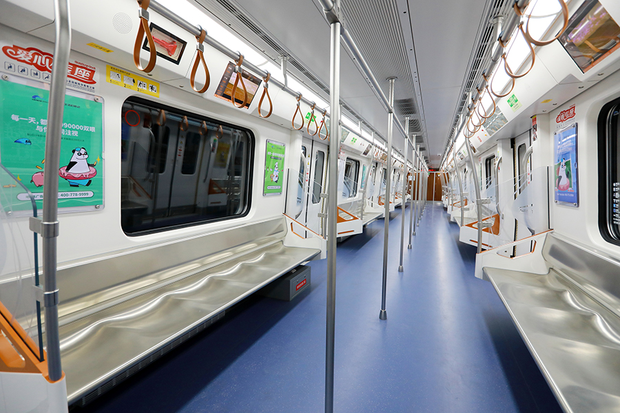 成都地铁6号线选用了目前载客量最大的A型8辆编组车，列车全长185米，有8个车厢，最大载客量可达3456人，是成都目前载客量最大的地铁列车。