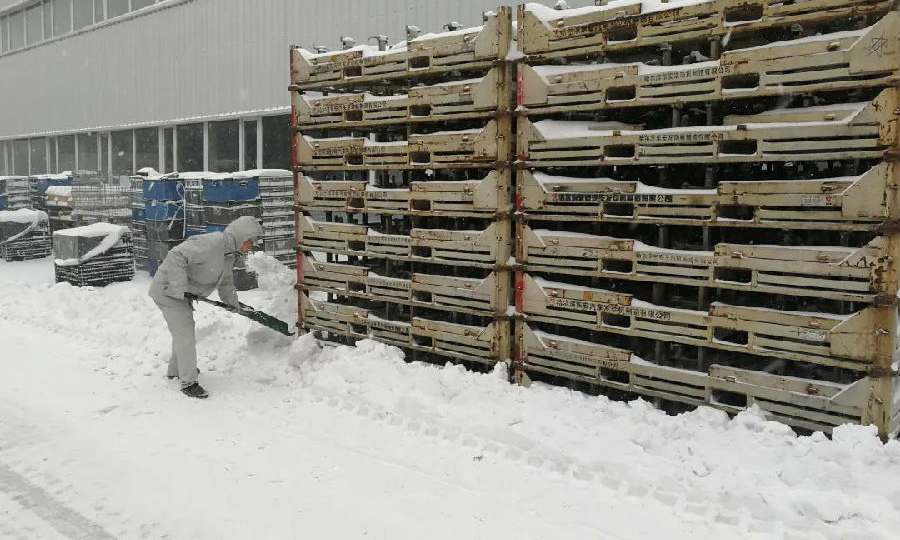 近日，哈尔滨遭遇暴雪天气，兵器装备集团所属东安汽发厂区内大面积积雪给生产配送工作带来了诸多不便，公司组织员工清理叉车行车轨迹周边及料架存放区域积雪，并逐一对重点区域进行排查，确保了生产安全平稳有序开展。（段群鹤 摄）