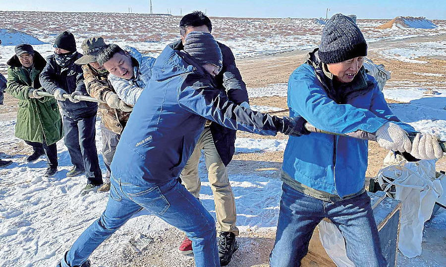 零下10℃、零下20℃、零下30℃！滴水成冰、手足皲裂！兵装人不畏严寒，“雪”战到底。冰雪寒冬日，任务进行时……为保证各项课题、项目通过结题验收，兵器装备集团所属重庆红宇试验保障团队最近3个月连续坚守西北某试验场，抢抓时间，做好试验保障工作，获取产品宝贵的试验数据。（罗陈成 摄）  