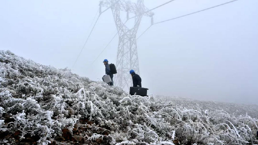 12月15日，南方电网云南昭通供电局特巡人员前往重冰区对110千伏线路开展覆冰线路巡视。（贾理要 马莎 摄）