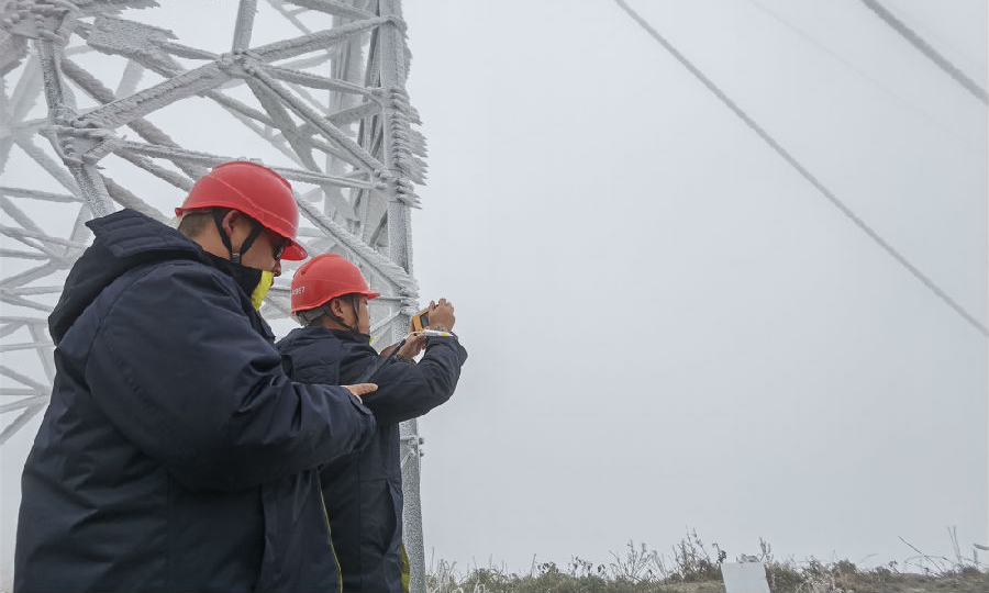 12月16日，南方电网贵州都匀供电局输电管理所观冰小组到110千伏螺甘线进行观冰工作。（龚雅琴 摄）