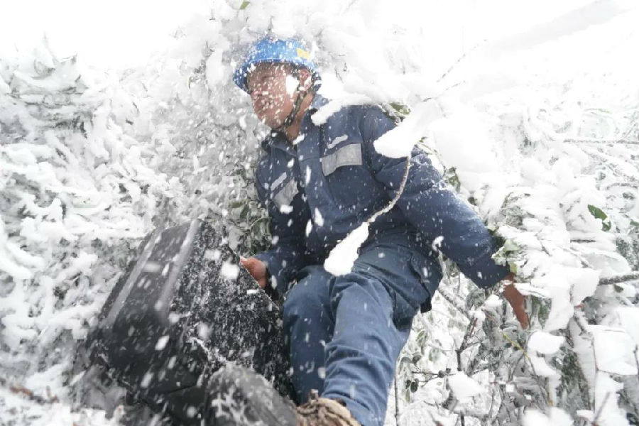 近日，受较强冷空气影响，南方大部分地区出现入冬以来最寒冷天气，雨雪冰冻对电网安全运行造成影响。面对迎峰度冬电网大负荷和输电线路覆冰的双重挑战，南方电网提前落实风险防控措施，积极应对灾害天气，严守电网安全“生命线”，确保民生用电不受影响。图为12月17日，南方电网广西桂林灵川供电局大圩供电所工作人员对海拔1200多米的灵川县大境瑶族乡笑天狮台区及10千伏线路进行覆冰巡视。（莫晓姣 摄）