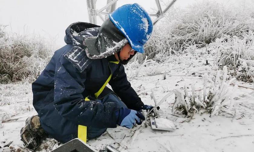 近日，南方电网超高压公司贵阳局黎平分局工作人员开展500千伏线路防冰特巡。（赵家明 摄）
