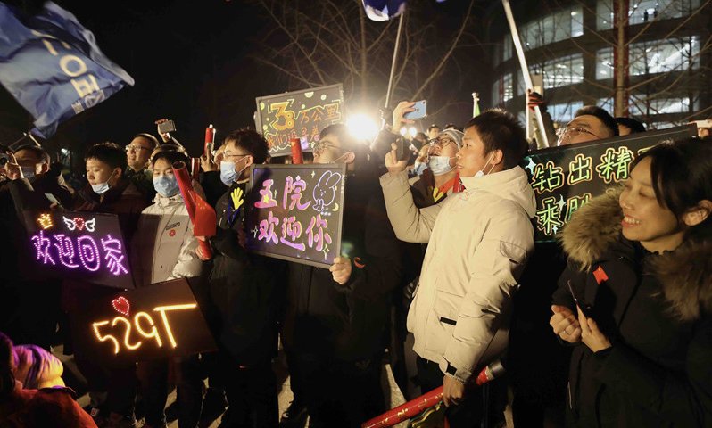 图为12月17日，在北京中国航天科技集团五院，人们在欢迎嫦娥五号返回器回到出生地。（新华社记者 金立旺 摄）