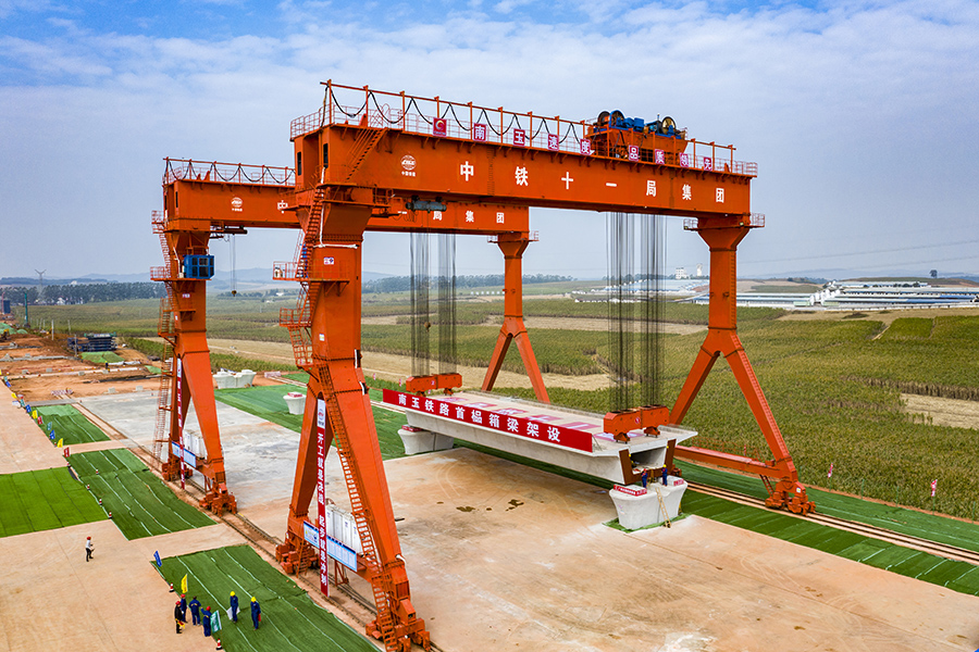 12月12日上午，由中国铁建所属中铁十一局承建的南（宁）玉（林）铁路学冲村特大桥开始架梁，标志着广西首条自主投资建设时速350公里的高速铁路架梁施工全面展开。图为南玉铁路架梁施工现场。（金伟 摄）