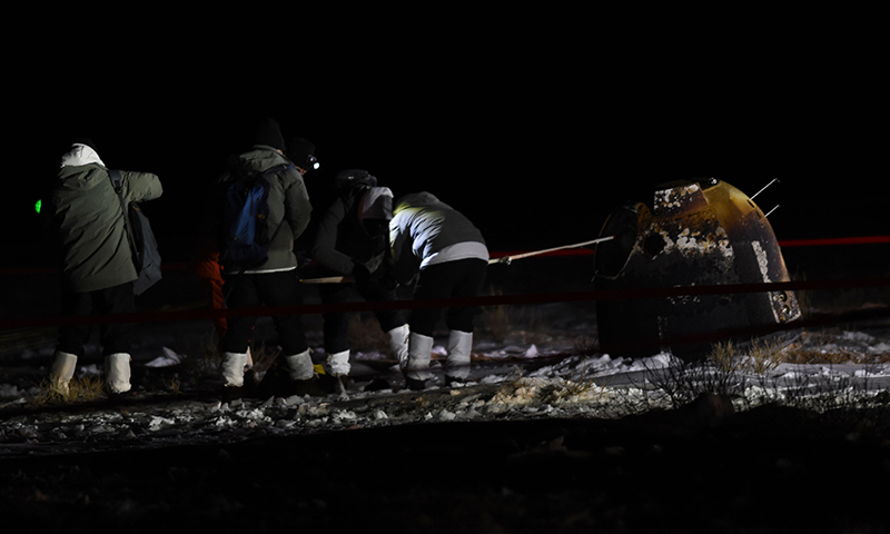 12月17日凌晨，嫦娥五号返回器携带月球样品，采用半弹道跳跃方式再入返回，在内蒙古四子王旗预定区域安全着陆。（新华社记者 彭源 摄）