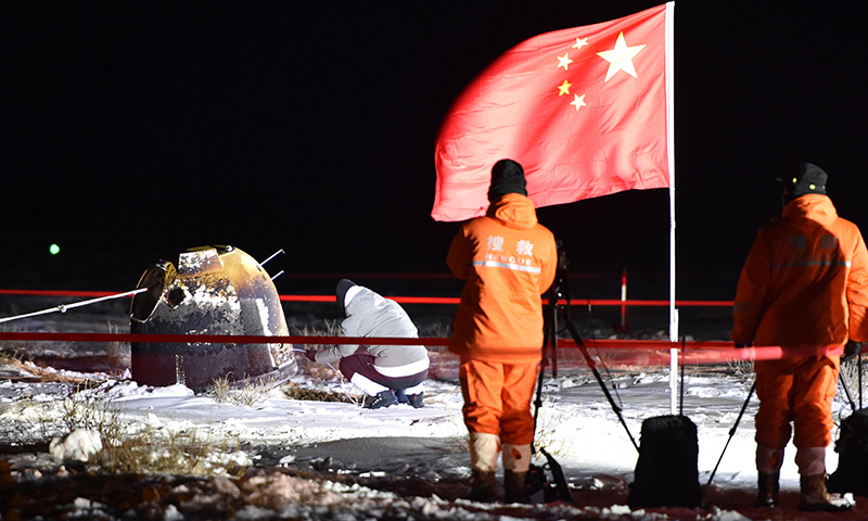 图为12月17日，工作人员在嫦娥五号返回器着陆现场作业。（新华社记者 任军川 摄）