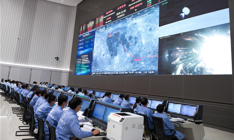 图为12月3日，航天科技人员在北京航天飞行控制中心监测嫦娥五号上升器工作情况。（新华社记者 金立旺 摄）