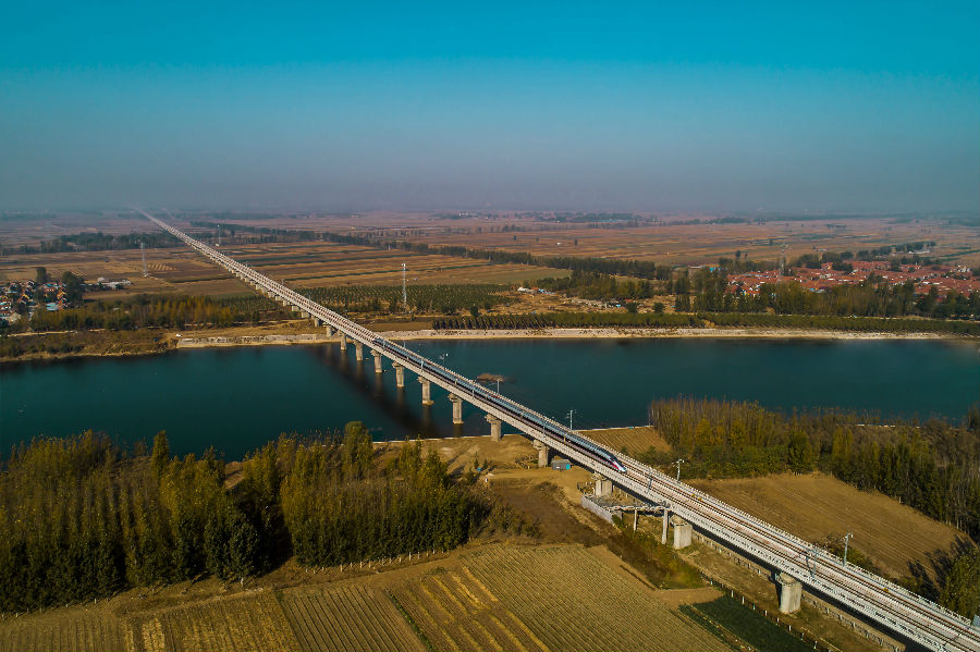 潍莱高铁的通车，将结束青岛平度、潍坊昌邑无高铁的历史，打通半岛东部城市群与鲁西地区的快捷通道，实现济南、烟台“两小时生活圈”。