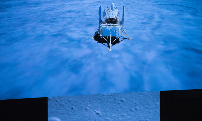 12月1日23时11分，嫦娥五号探测器成功着陆在月球正面西经51.8度、北纬43.1度附近的预选着陆区，并传回着陆影像图。图为12月1日，在北京航天飞行控制中心拍摄的嫦娥五号探测器落月瞬间。（新华社记者 金立旺 摄）