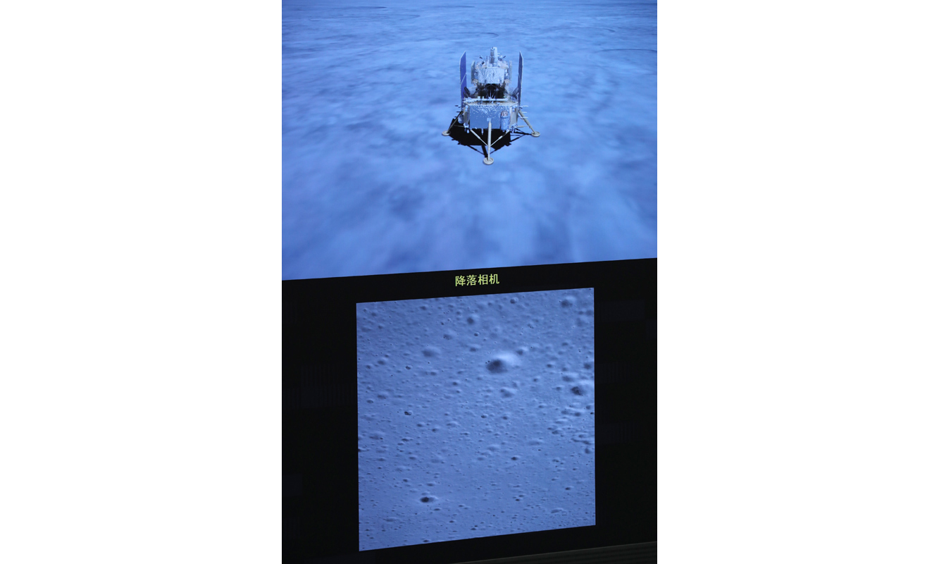 图为12月1日，在北京航天飞行控制中心拍摄的嫦娥五号探测器落月瞬间。（新华社记者 金立旺 摄）