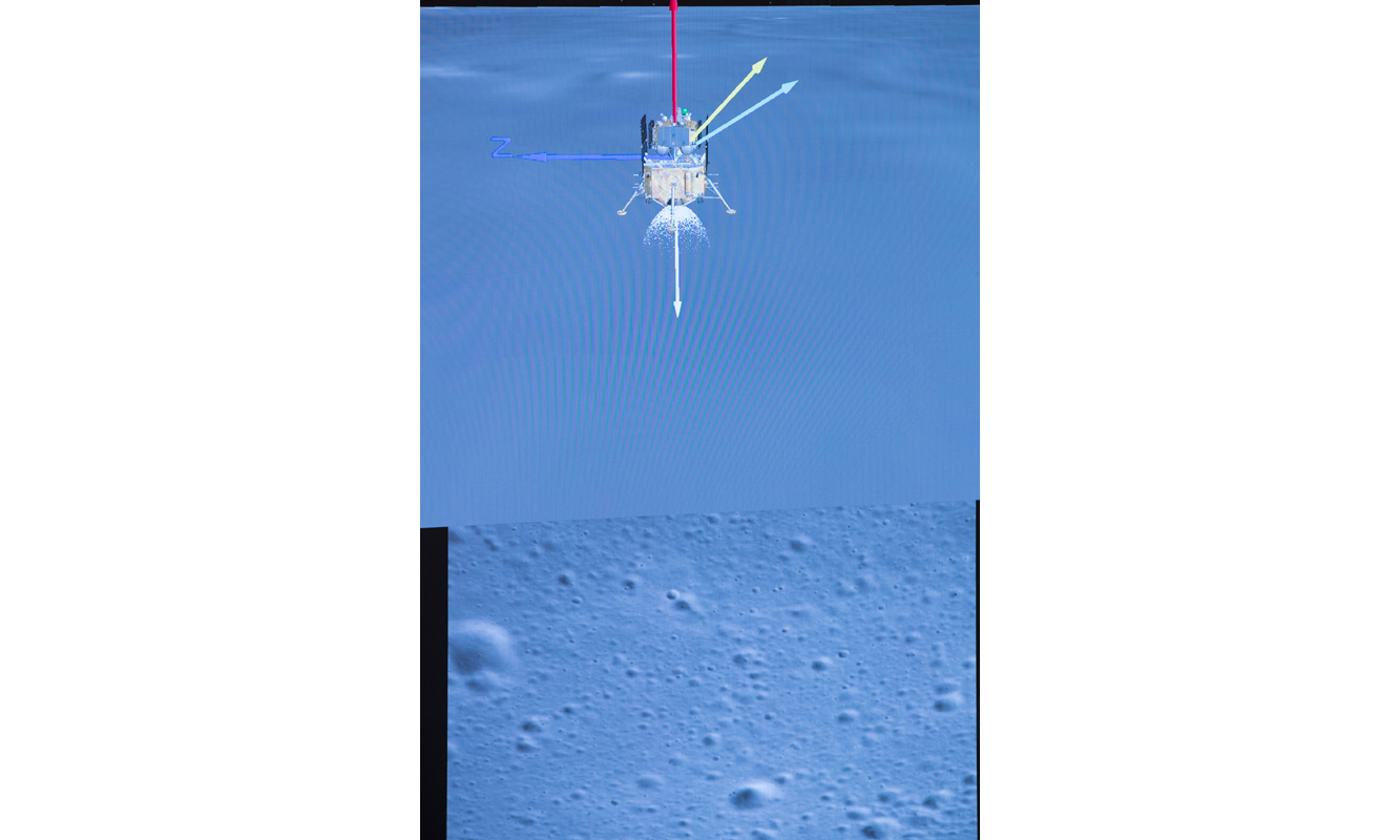 图为12月1日，在北京航天飞行控制中心拍摄的嫦娥五号探测器落月过程。（新华社记者 金立旺 摄）