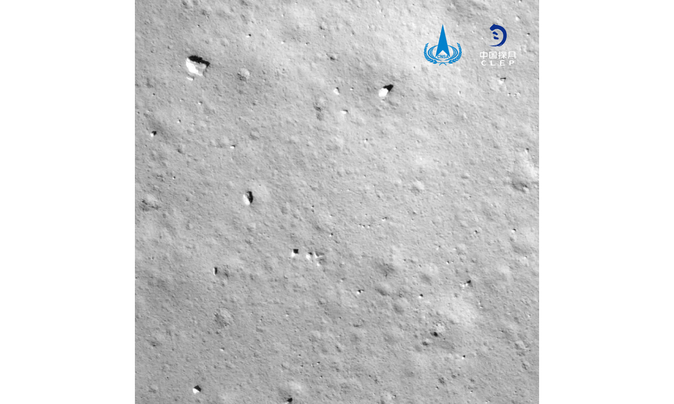 图为嫦娥五号探测器动力下降过程降落相机拍摄的图像。新华社发