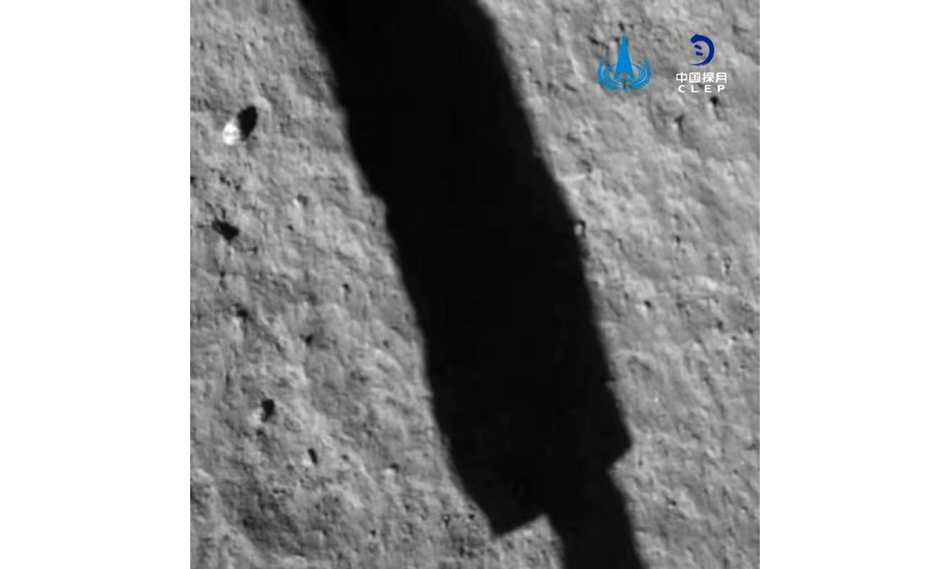图为嫦娥五号探测器动力下降过程降落相机拍摄的图像。新华社发