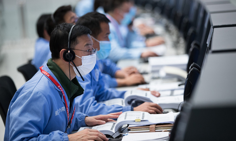 图为12月1日，在北京航天飞行控制中心，航天科技人员在监测嫦娥五号探测器工作状态。（新华社记者 金立旺 摄）