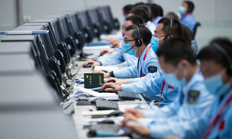 图为12月1日，在北京航天飞行控制中心，航天科技人员在监测嫦娥五号探测器工作状态。（新华社记者 金立旺 摄）