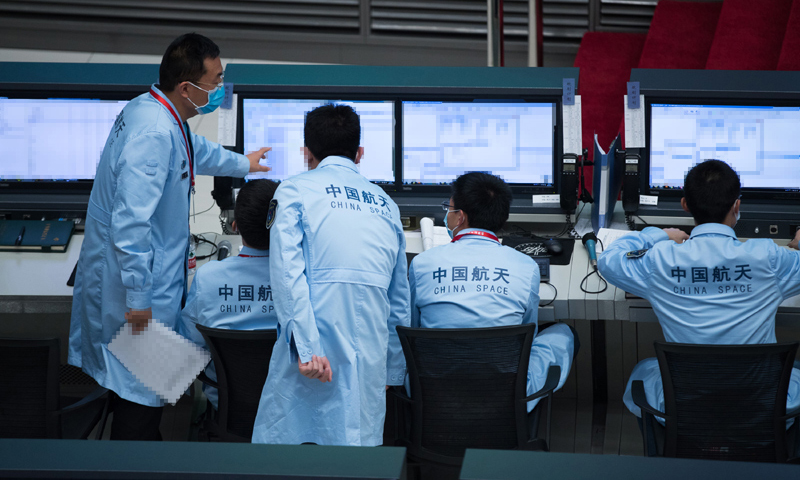图为12月1日，在北京航天飞行控制中心，航天科技人员在监测监测嫦娥五号探测器落月过程。新华社发