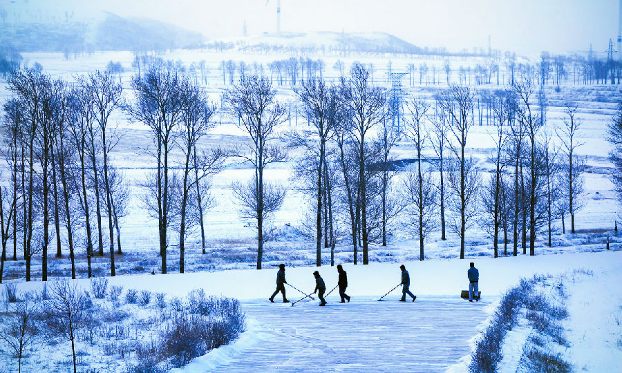 龙源蒙东齐心营风电场积极开展场内道路清雪。（翁宇 摄）