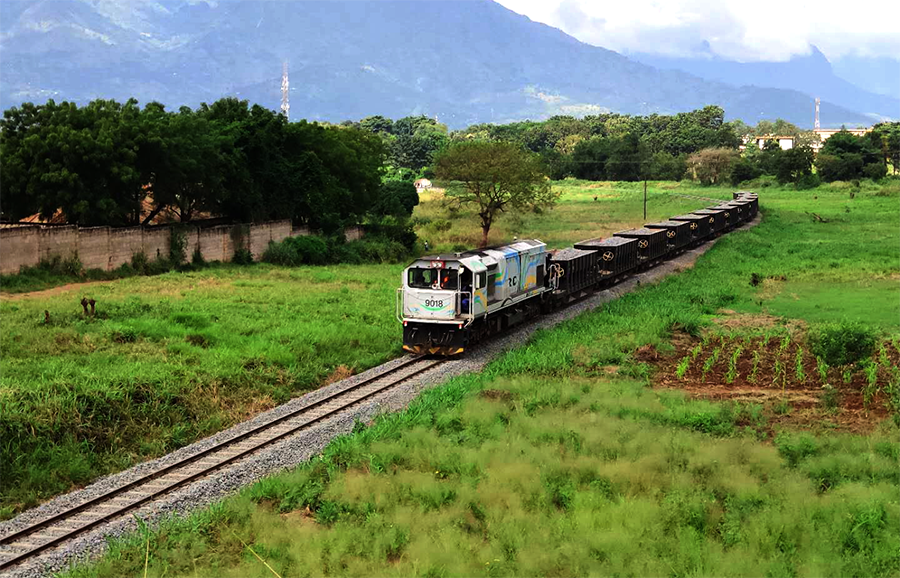 当地时间11月16日，中国铁建所属中国土木承建的坦桑尼亚中央线米轨铁路修复改造项目一期第一、第二标段顺利通过竣工验收。至此，该项目全线985公里，四个标段，全部通过交验。图为砟车现场作业。