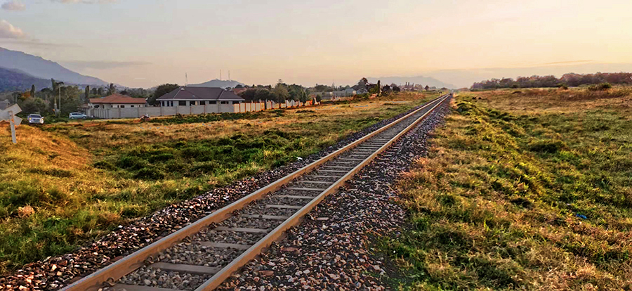 坦桑尼亚中央线米轨铁路始建于1888年，是东非地区重要的运输走廊之一。作为东非铁路网的重要组成部分，该线路为坦桑尼亚及布隆迪、卢旺达、刚果（金）等周边内陆国家提供了货物出海通道，切实推动了当地经济发展。此次修复改造工程进一步提高了该线路的平稳性和安全性，有力地保障和提升了该线路的运输能力。图为中央线米轨铁路修复后。