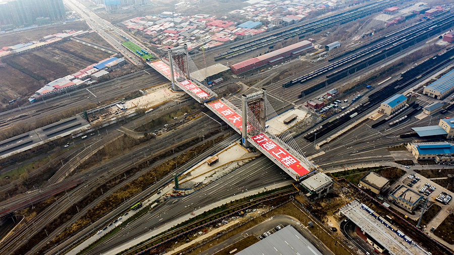哈尔滨市哈西大街跨哈南场立交桥是黑龙江省“百大项目”，其中，哈西大桥为全线的控制性工程。该工程是哈尔滨实现飞机场、高铁站、市内主干路相连的“最后一公里”，此次斜拉桥的主桥转体施工更是整个工程的控制性节点。图为斜拉桥转体后。