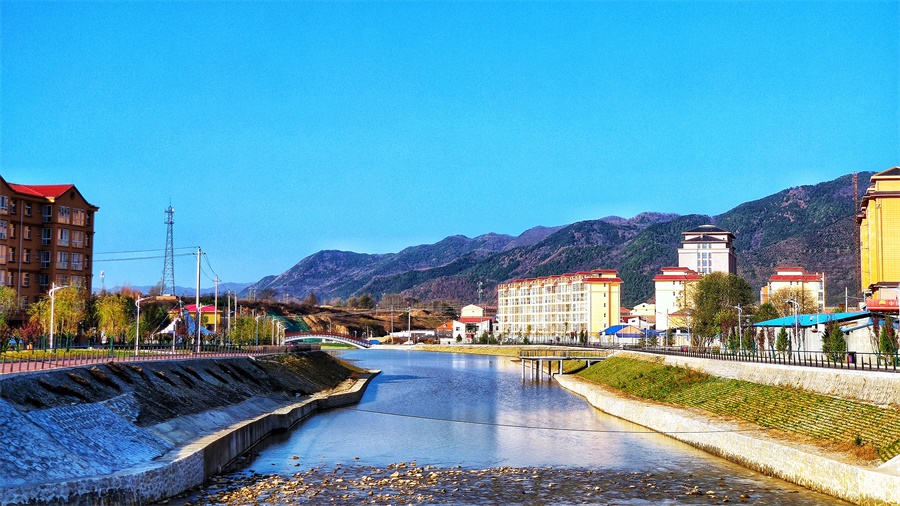 图为治理完成后的虢川河河道及沿线景观。（师华鹏 摄）