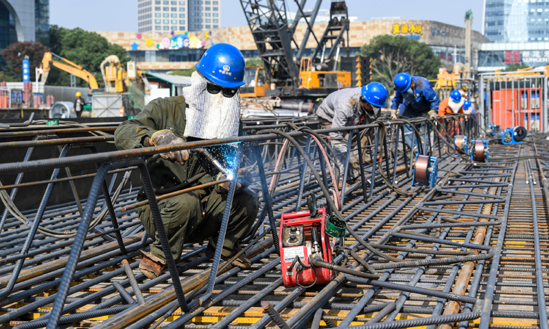 11月8日，由中铁十局城轨公司承建的苏州市轨道交通8号线右岸街站第85幅地连墙混凝土顺利浇筑完成，各项建设工作稳步推进。图为当日在苏州市轨道交通8号线右岸街站施工现场，中铁十局城轨公司的工程人员在焊接钢筋笼。（新华社记者 李博 摄）