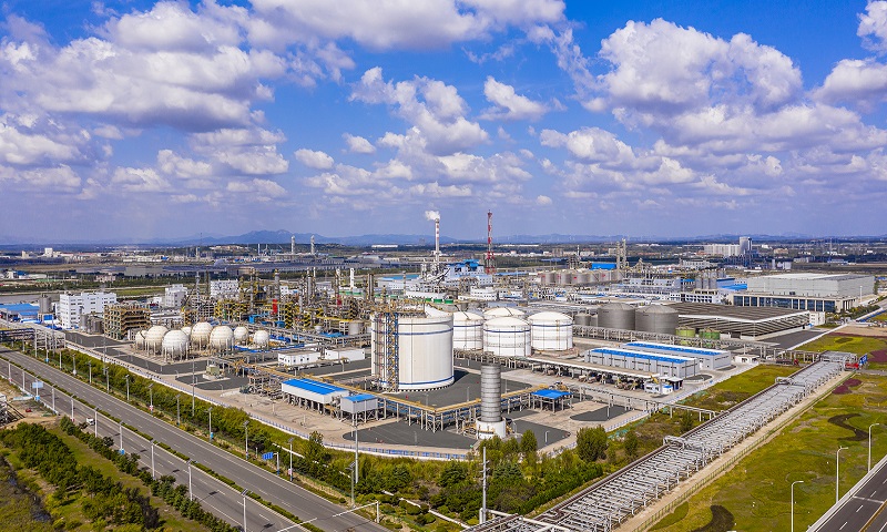 近日，中国化学工程承建的青岛海湾化学有限公司40万吨/年聚氯乙烯项目正式投产，目前装置正常平稳运行。图为项目全景。