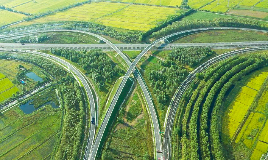 长余高速公路全长143公里，设计时速120公里，起点位于长春市后存金堡，止于吉黑两省交界的拉林河。项目扩容提质后，路基宽度从28米增加至42米，双向四车道改为八车道。