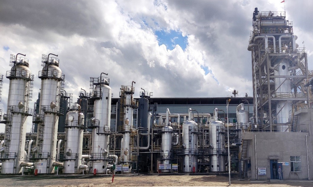 近日，中国化学承建的内蒙古乌兰察布旭峰合源化工一期15万吨甲醇项目一次开车成功，产出甲醇。图为项目现场。