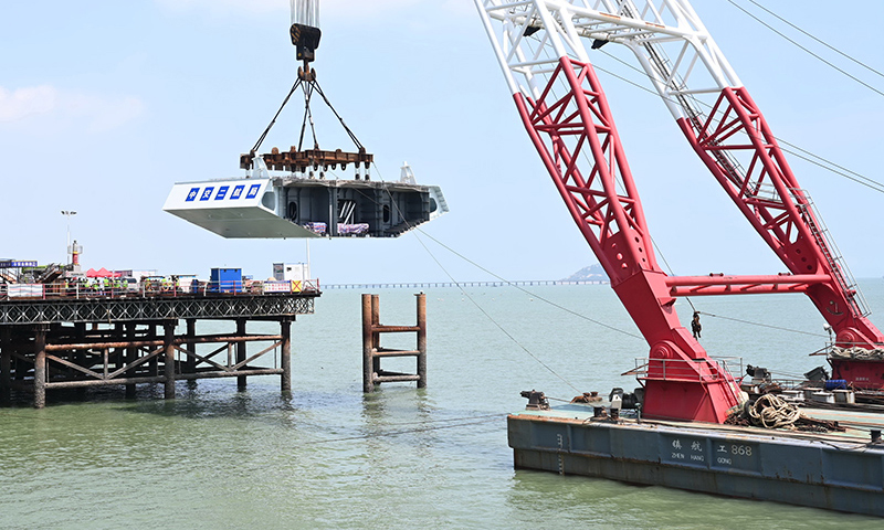 新建福厦铁路泉州湾跨海大桥是新建福厦铁路重点控制性工程，大桥全长约20公里，海上桥梁长约9公里。新建福厦铁路设计时速350公里，预计2022年建成通车。图为9月11日，新建福厦铁路泉州湾跨海大桥首榀钢箱梁在吊装中。（新华社记者 林善传 摄）