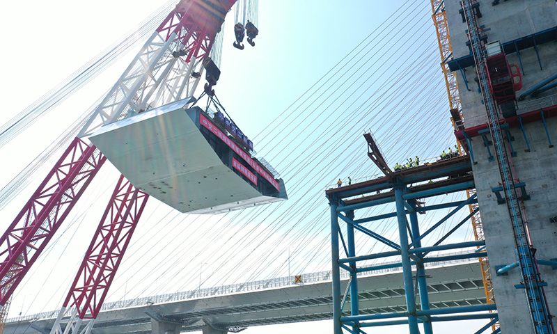 图为9月11日，新建福厦铁路泉州湾跨海大桥首榀钢箱梁在吊装中。（新华社记者 林善传 摄）