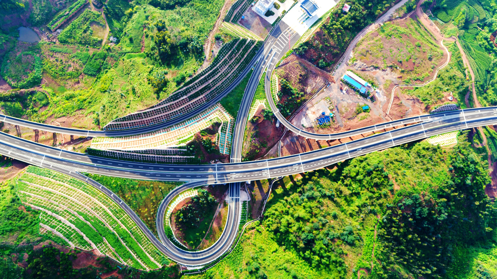 8月31日，澄江至江川高速公路(下称澄川高速)正式通车。项目由云南交投集团与玉溪市政府按照PPP模式合作建设，于2017年9月正式开工。图为禄充立交桥。