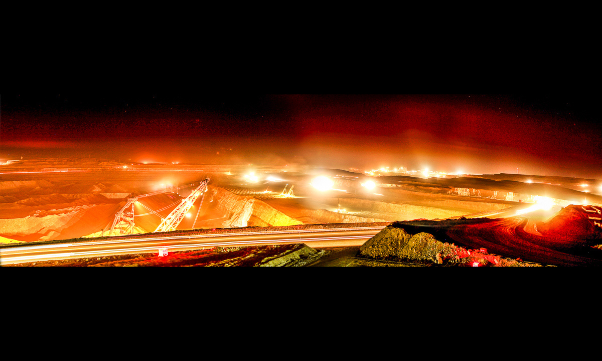 图为露天煤矿生产夜景。