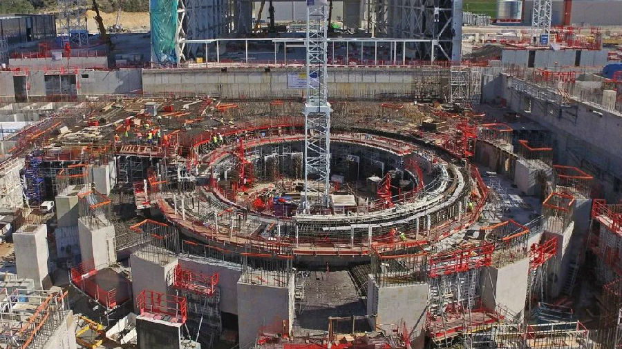 “人造太阳”是可控核聚变装置的俗称，开发聚变能源是全球核聚变人一代代接力奔跑，致力于照亮人类未来的终极能源梦想。国际热核聚变实验堆计划是当今世界规模最大、影响最深远的国际大科学工程，我国于2006年正式签约加入该计划。图为法国卡达拉什国际热核聚变实验堆(ITER)。