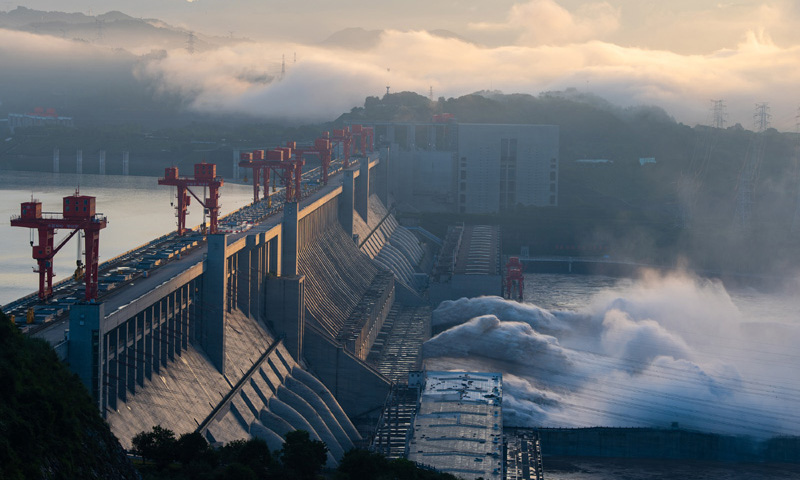 图为7月27日，长江三峡枢纽工程开启泄洪深孔泄洪。新华社发（郑家裕 摄）