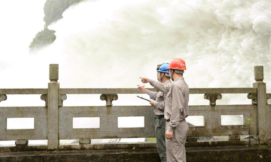 国家能源集团恩施水电公司龙头沟水电站正在记录山洪情况。