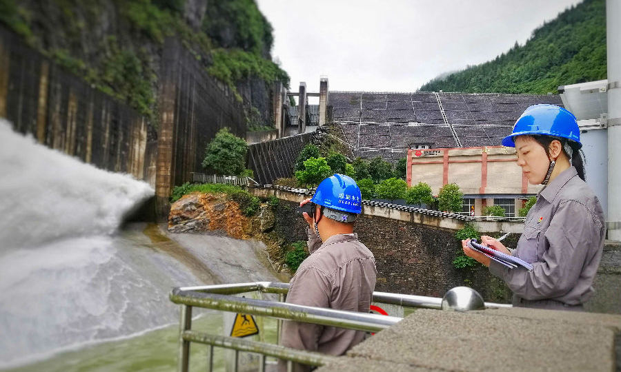 国家能源集团恩施水电公司小河水电站检查泄洪道尾水边坡情况。
