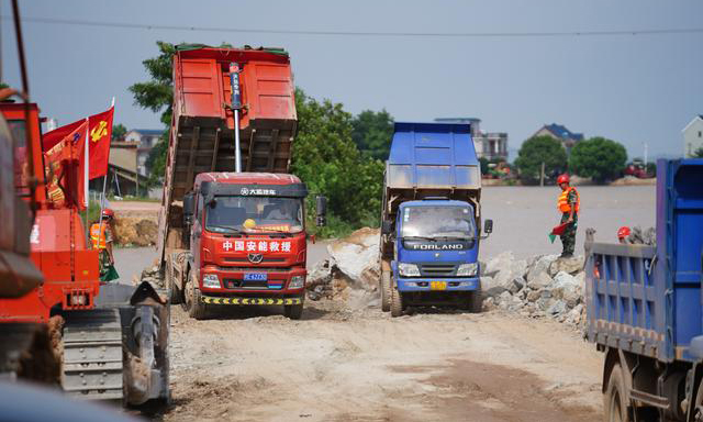图为7月12日拍摄的问桂道圩堤施工现场。