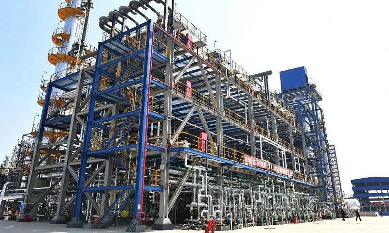 6月29日，中国化学工程六公司承建的山东滨化滨阳燃化有限公司40万吨/年工业白油项目主装置一次开车成功。图为项目现场。