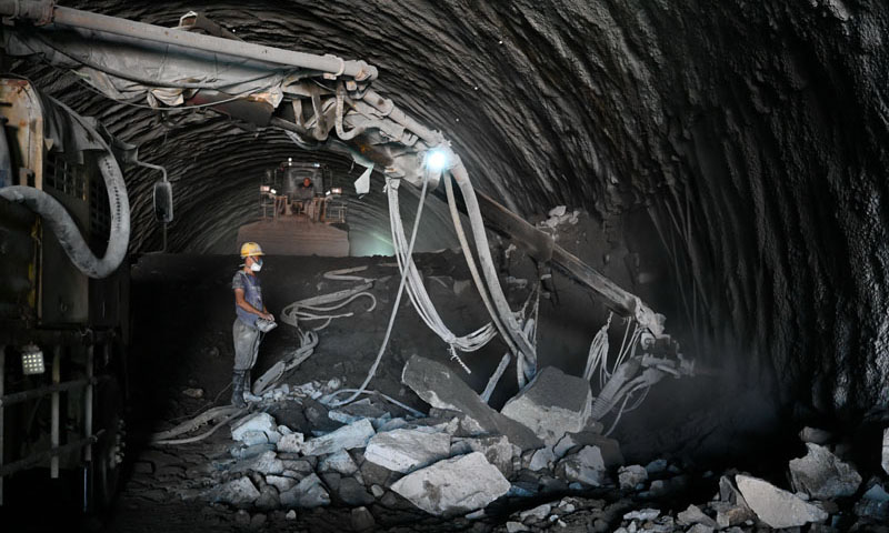 图为6月15日，中铁上海工程局集团有限公司人员在福厦铁路奎坑隧道口施工。（新华社记者 林善传 摄）