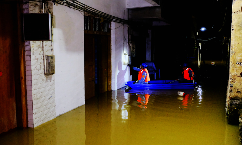 近日我国南方多地持续遭遇暴雨袭击，部分城市积水内涝严重，电网跳闸，山区发生山体滑坡，生产生活受到影响。6月8日10时，南方电网公司启动防汛Ⅳ级响应。截至10日16时，南方电网广西电网公司累计投入应急和抢修人员11264人次、车辆2627车次、发电车7台、发电机48台进行抢修复电，已有160.98万近97%因灾停电用户恢复供电。图为6月9日晚，柳江河水漫入柳州市里雍镇，最深处达2米，南方电网广西柳州供电局抢险队员连夜架着小船，挨家挨户为进水的商铺和民居电力设备进行安全处理，协助受灾群众安全转移。