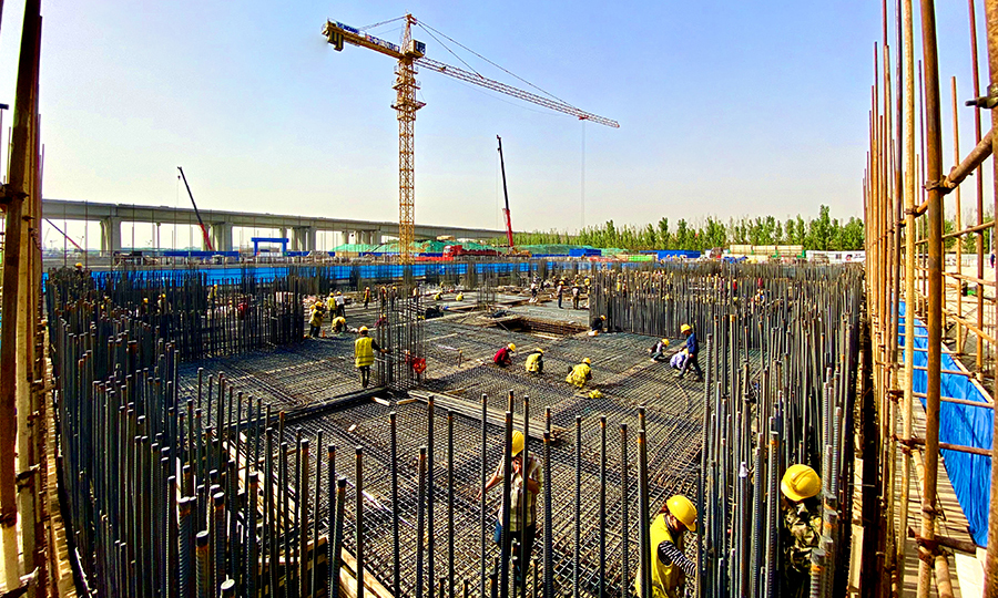 图为5月中旬，中铁建电气化局三公司京雄城际铁路项目部员工在雄安牵引变电所工地钢筋绑扎施工。