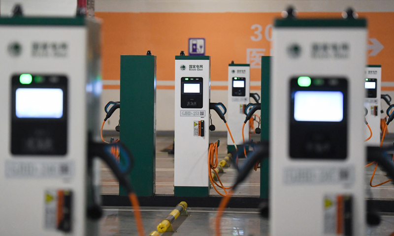 北京规模最大的集中式电动汽车充电站已于5月15日在五棵松体育中心地下停车场投入使用。该充电站共有200个充电桩，包括80个60千瓦直流充电桩和120个7千瓦交流充电桩，单日可最大提供约1300车次充电服务能力。图为5月16日，在位于五棵松体育中心地下停车场的电动汽车充电站，一辆电动汽车在充电。（新华社记者 鞠焕宗 摄）