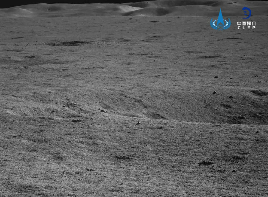 在第十七月昼工作期，嫦娥四号着陆器搭载的月球中子及辐射剂量探测仪、低频射电谱仪按计划开机工作，开展既定科学探测。“玉兔二号”月球车继续向着陆点西北方向行驶，在多个探测点开展巡视探测工作，全景相机在接近月午时开展环拍探测，红外成像光谱仪进行红外定标和科学探测，行驶过程中测月雷达实施同步探测，获得了大量第一手科学探测数据。