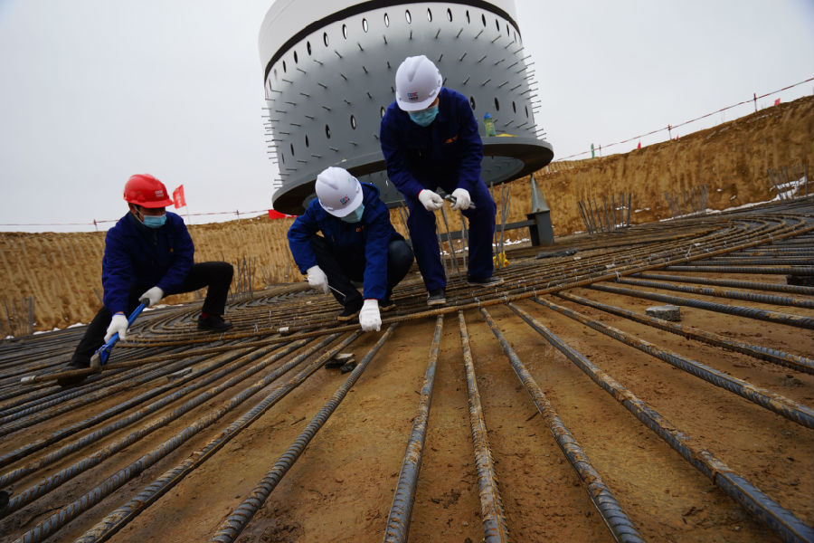 图为山西电建的建设者正在施工，努力确保项目年内并网发电。