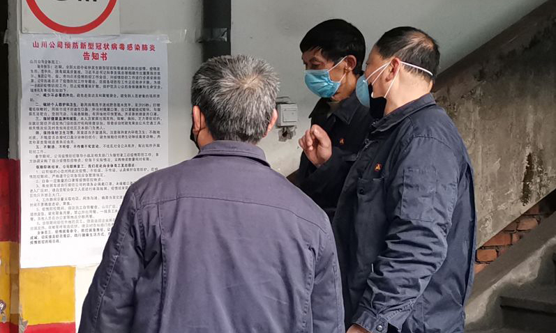 复工后，防疫工作是重点，宁江山川管理人员向员工讲解防疫知识、宣读预防新冠肺炎告知书。